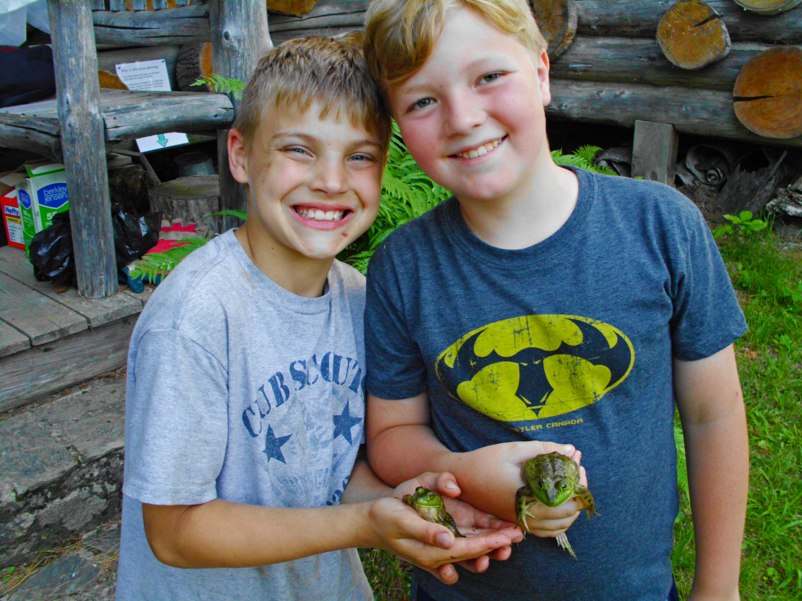 two Pemi campers with a frog